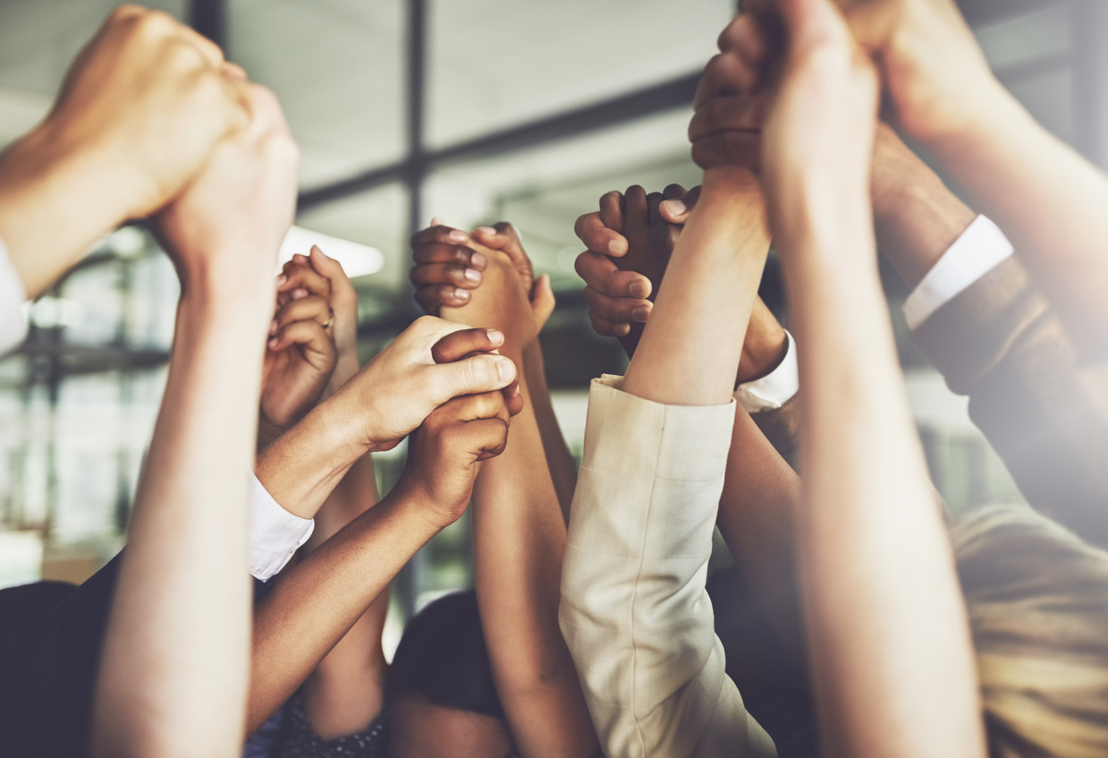 Équipe de collègues se tenant main dans la main